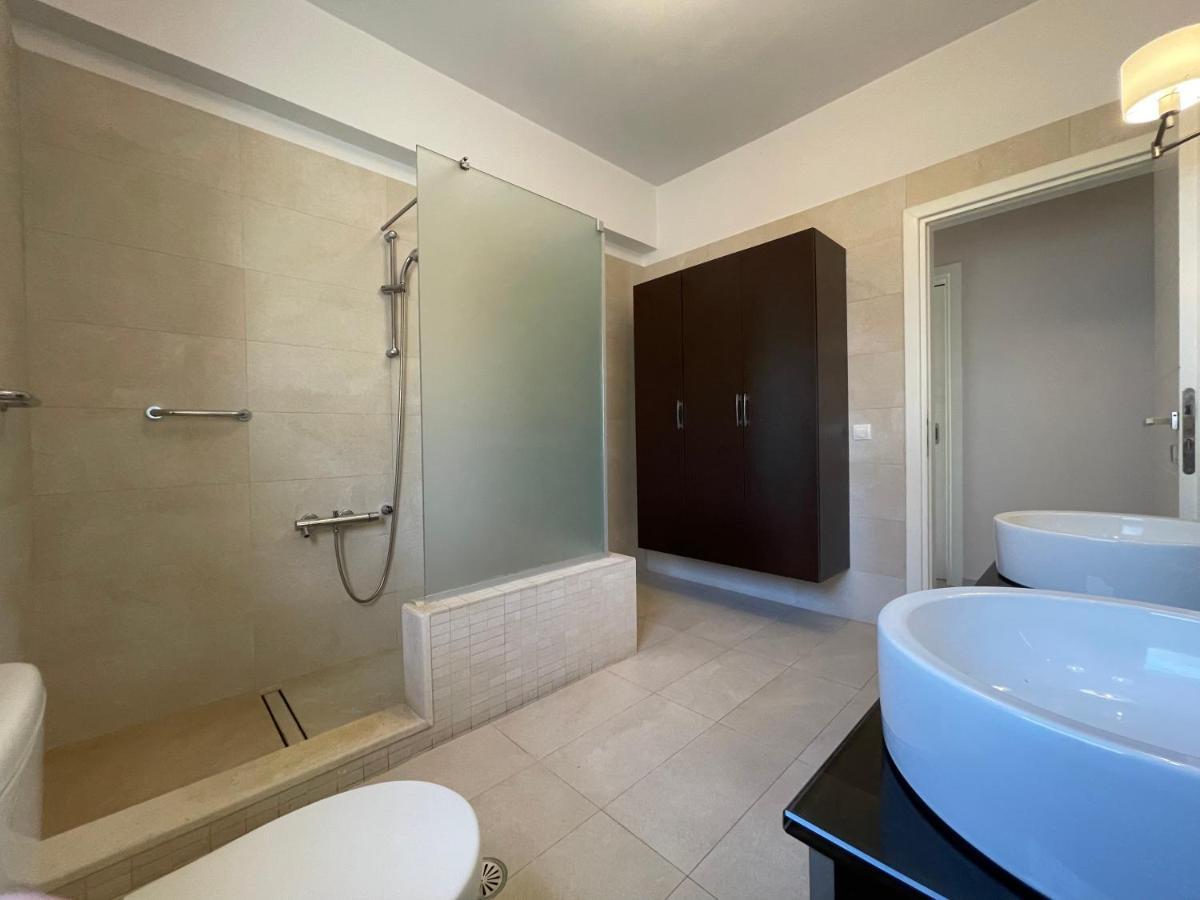 Luxury Villa Loutraki With Private Heated Pool Exterior foto